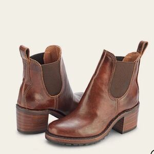 FRYE Sabrina Chelsea Boots 9.5 Cognac